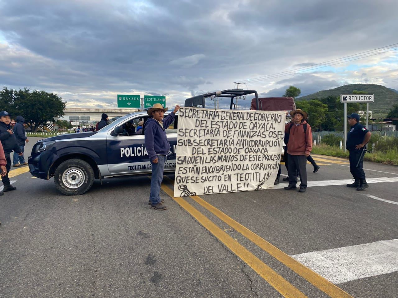 Pobladores de Teotitlán del Valle, cierran la circulación en la carretera federal 190