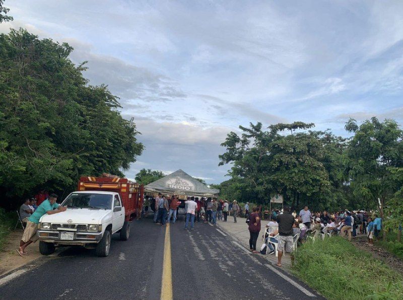 ▶ Cumple tres días bloqueo de habitantes de San José Manialtepec en la vía Pinotepa-Puerto Escondido