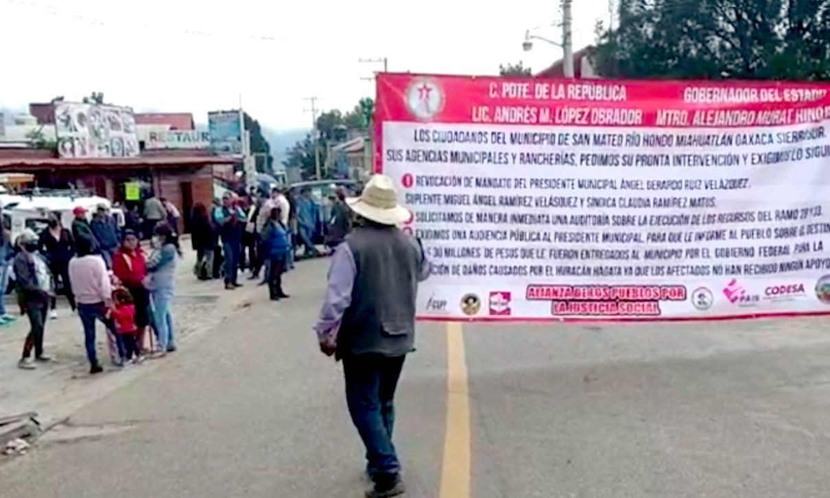 ▶ Cumple dos días bloqueo en la carretera federal 175 por habitantes de San Mateo Río Hondo