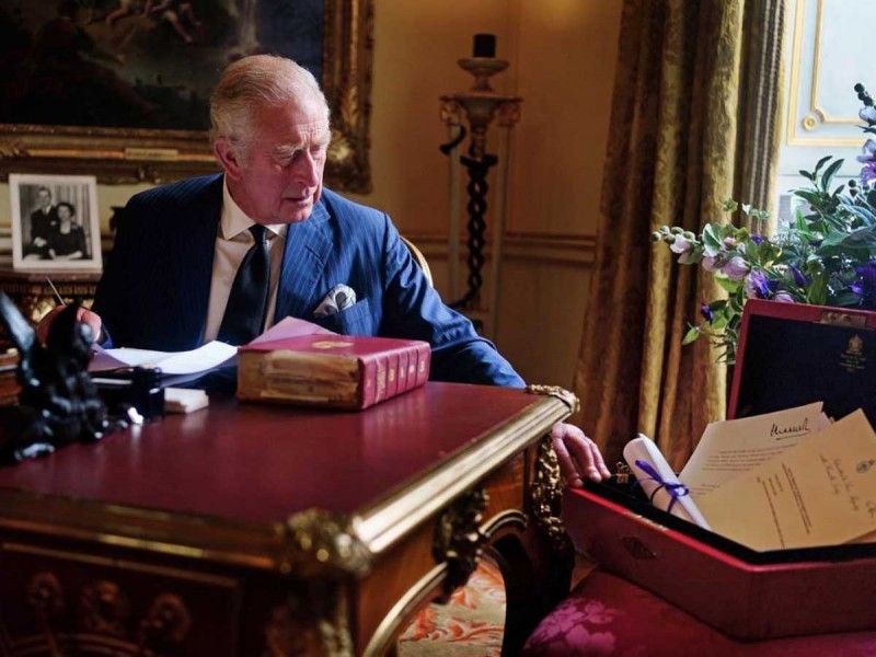 Carlos III recibe su primera caja roja con documentos confidenciales
