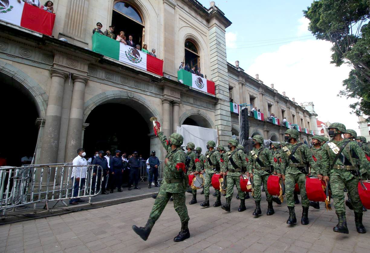 Disfrutan oaxaqueños del Desfile Cívico Militar, tras dos años de pandemia