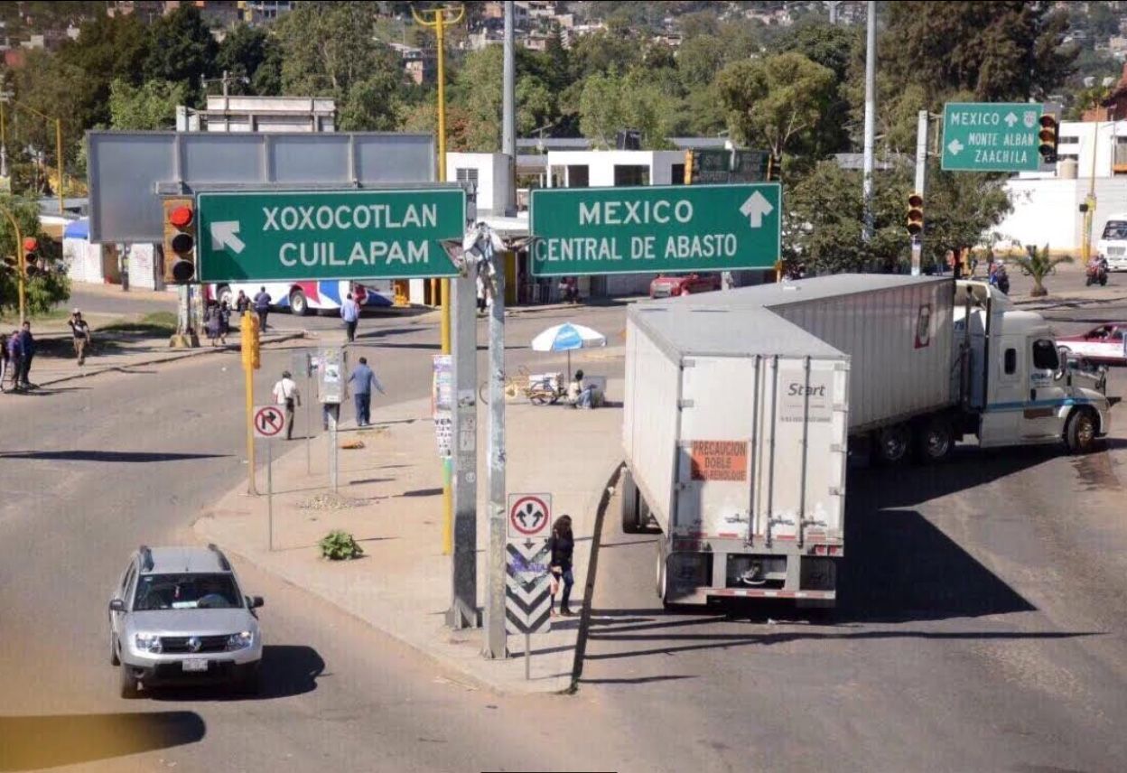Amanece Oaxaca sin bloqueos tras desalojo ciudadano en crucero del aeropuerto