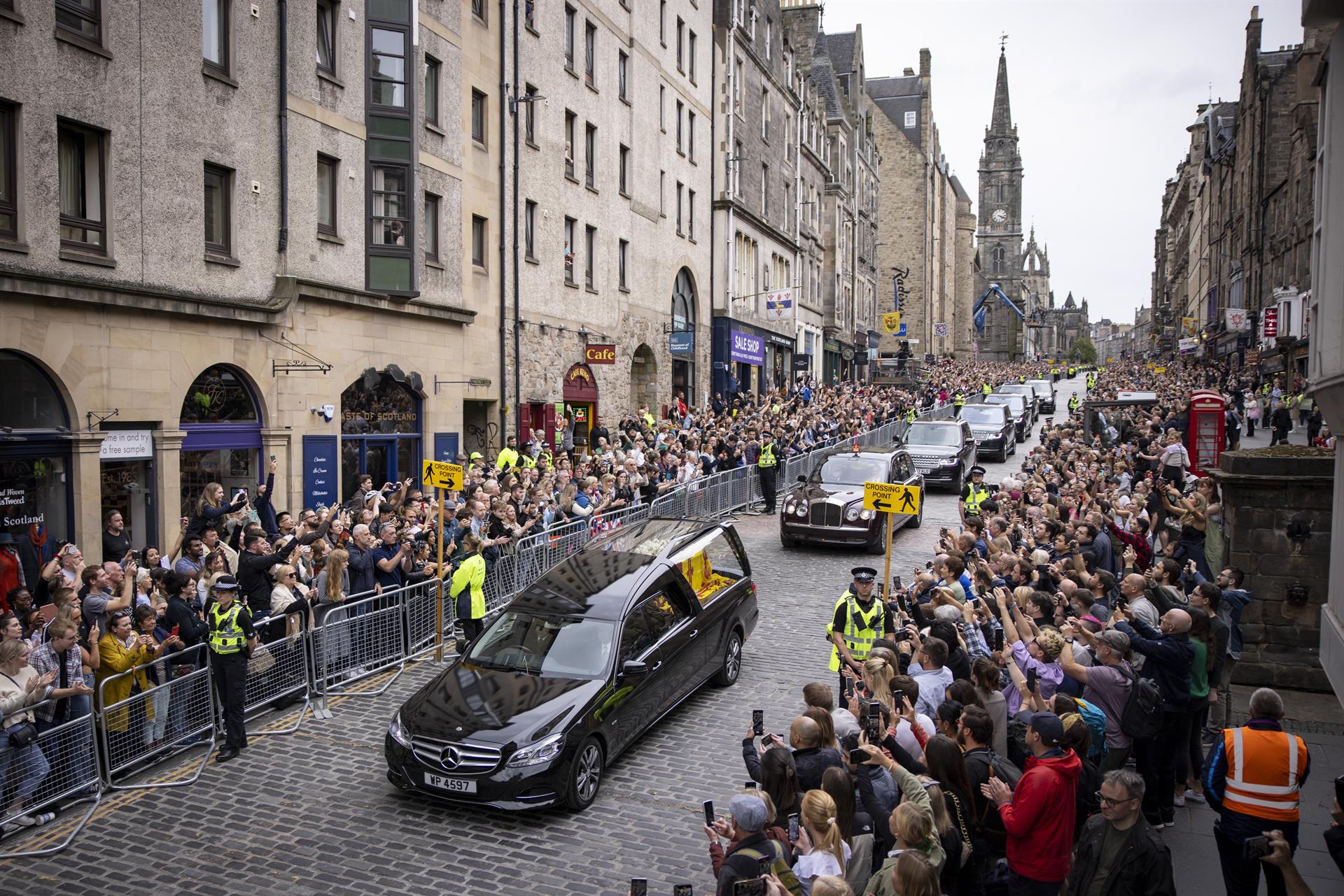 Cortejo fúnebre llega a Edimburgo con los restos mortales de Isabel II