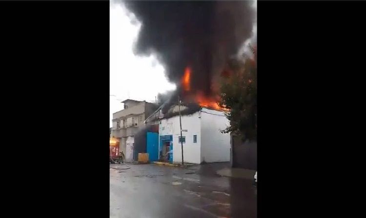 Reportan incendio en bodega de aceites de Iztapalapa