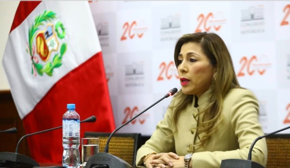 Congreso de Perú destituye a su presidenta por concertar leyes con su partido