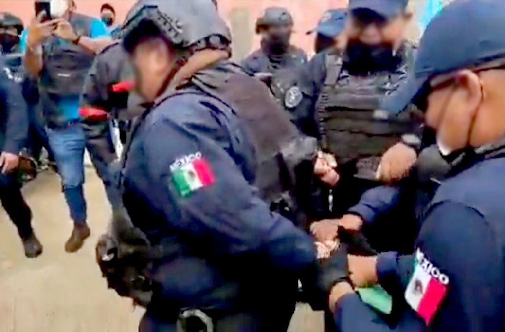 Detienen en Pueblo Nuevo a policías municipales por extorsionar a migrantes