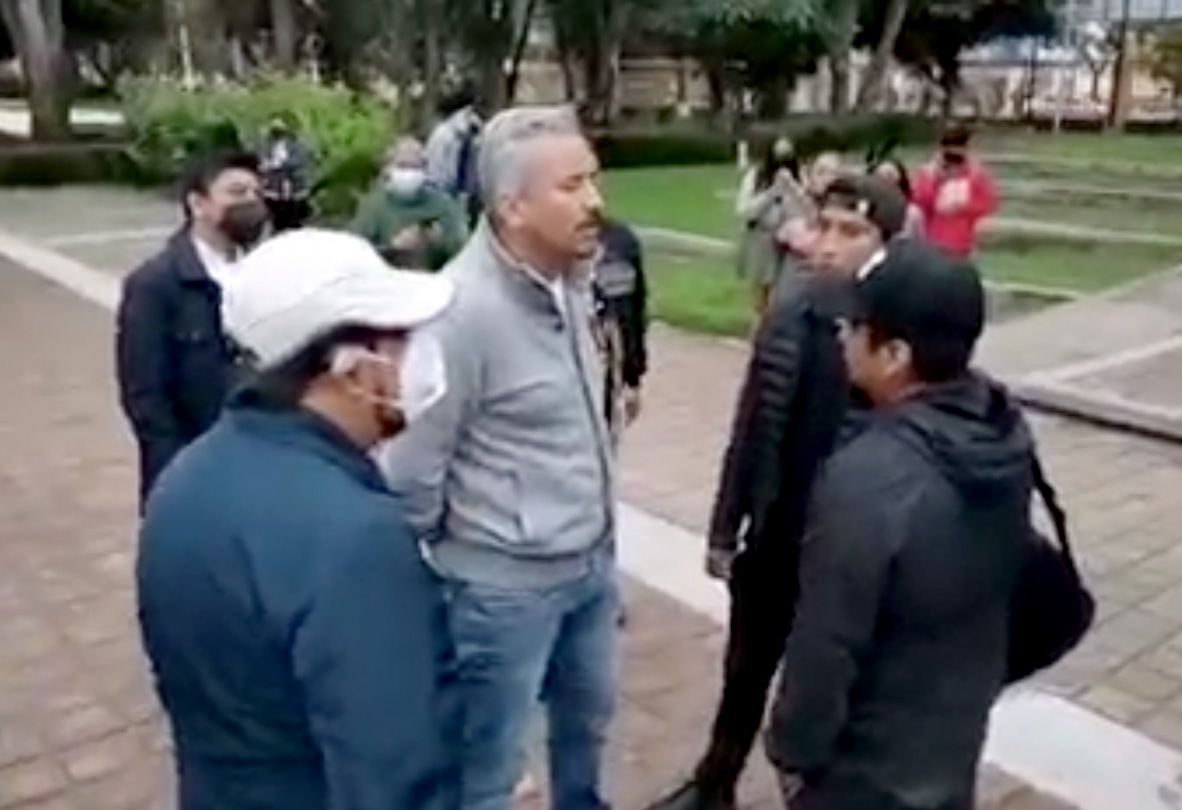 ▶ Rector de la UABJO desaloja a presuntos porros que cerraron ciudad universitaria