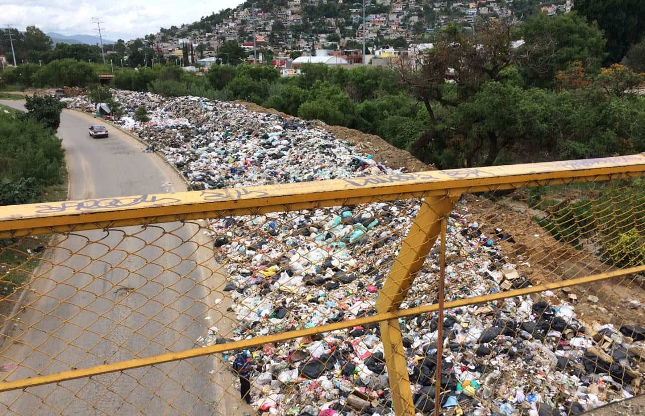 ▶ Crece río de basura en el Atoyac; tiran en el playón más de mil toneladas de desechos