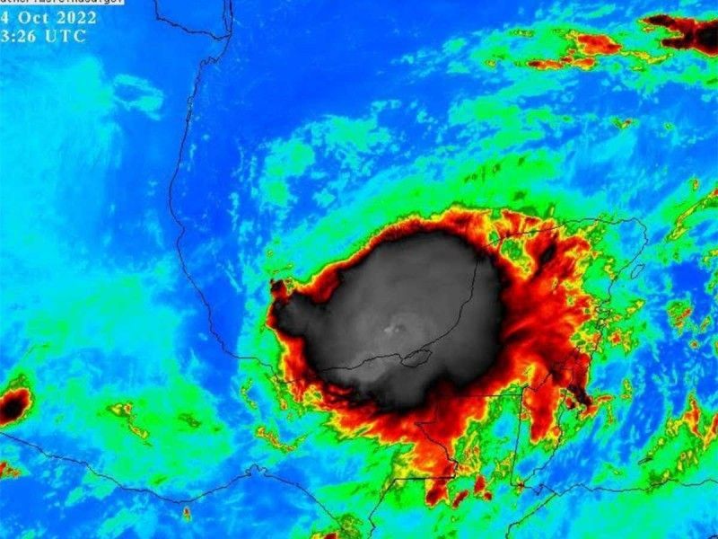 “Karl” llega a México con amenaza de fuertes lluvias