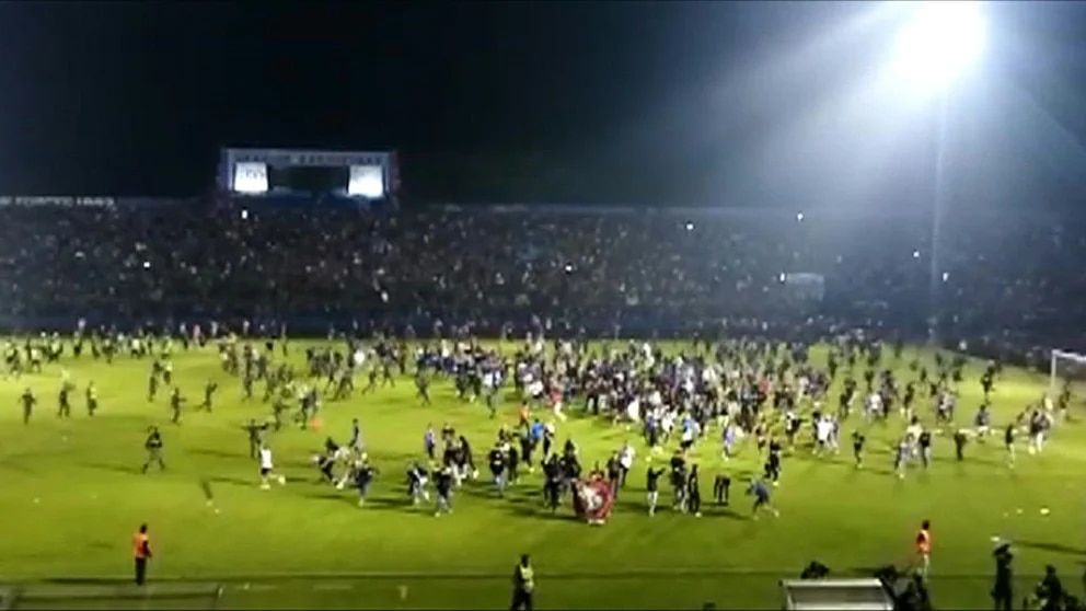 ▶ Tragedia en Indonesia; estampida en estadio de fútbol deja al menos 125 muertos