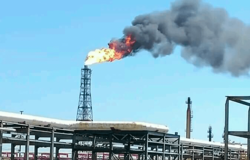▶ Falla eléctrica provoca paro en las 28 plantas de proceso en la refinería de Salina Cruz