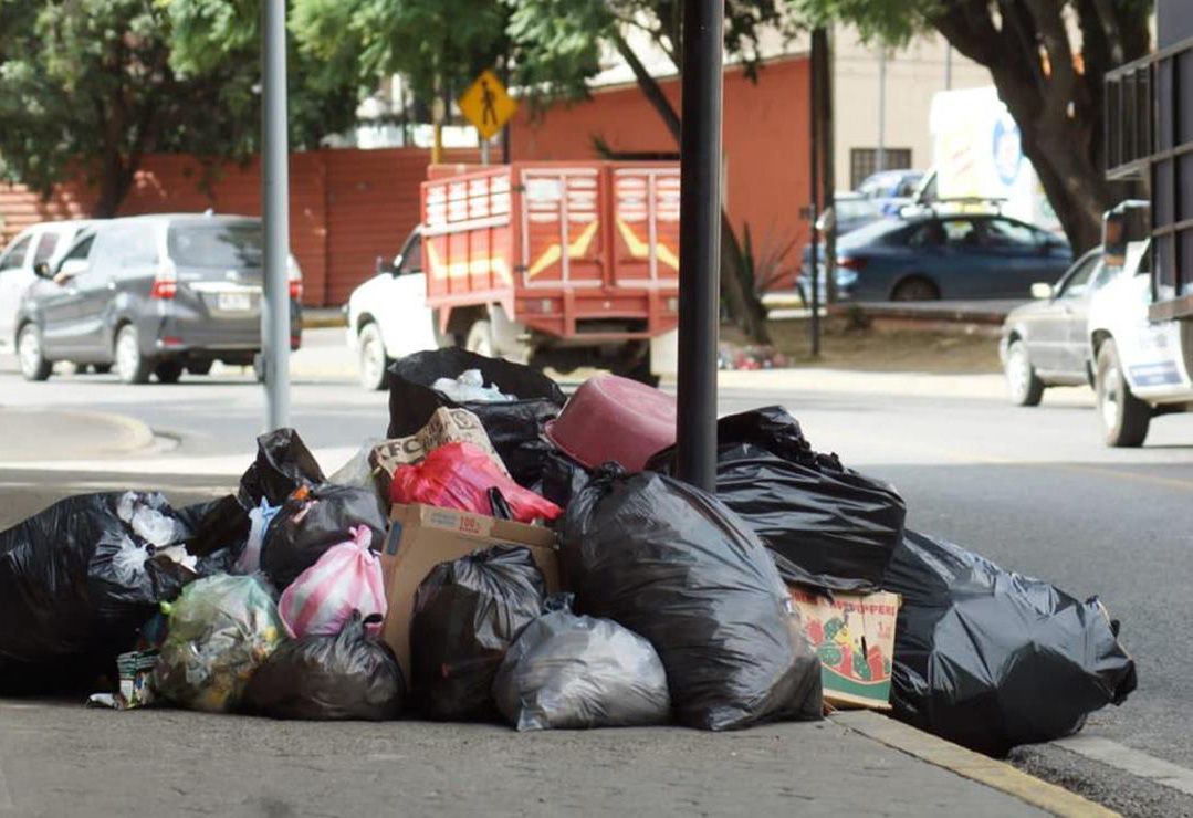 ▶ Calles de la ciudad de Oaxaca convertidos en basureros a cielo abierto