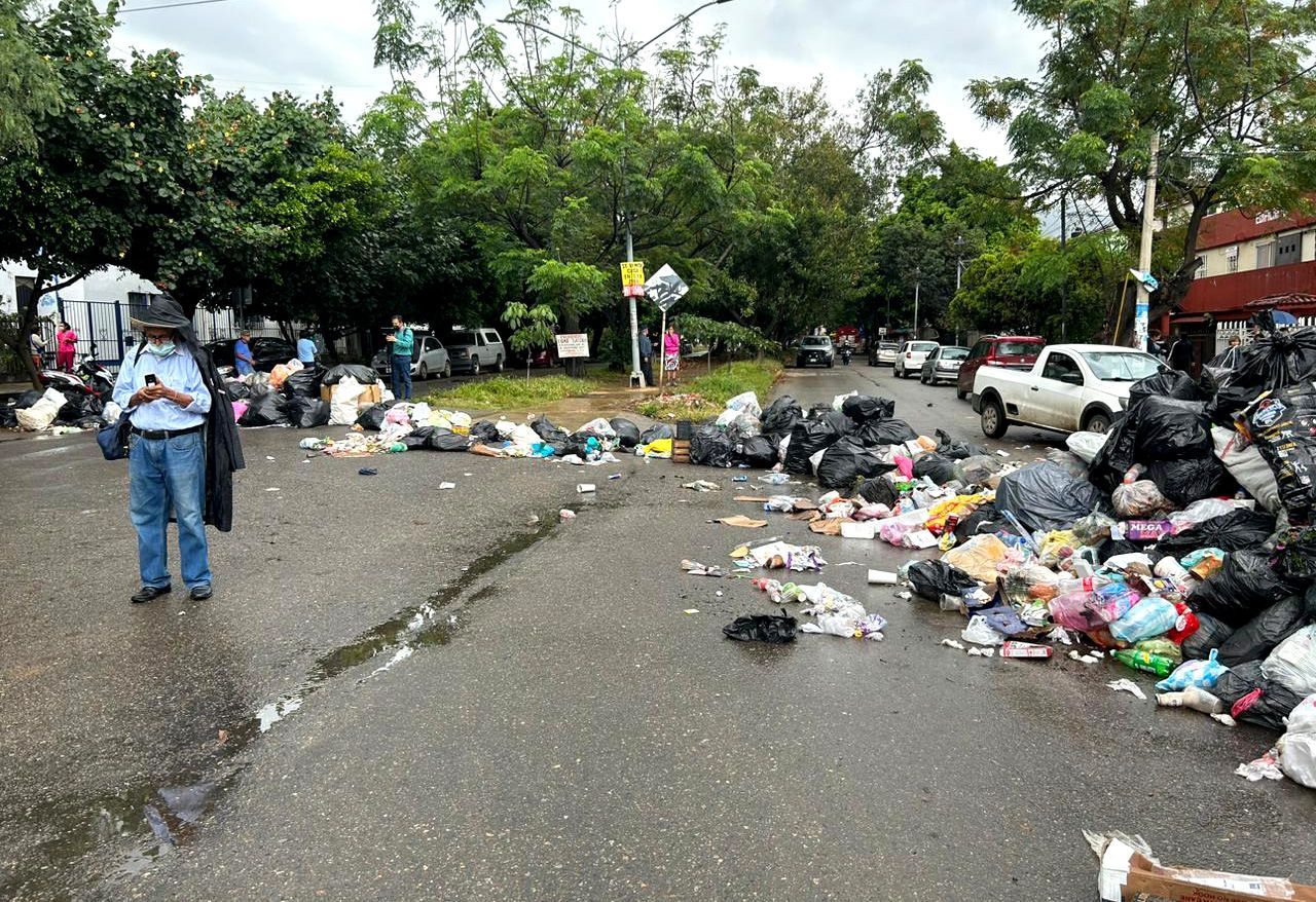 Bloquean con basura en el Infonavit 1º de Mayo para que ayuntamiento la recoja