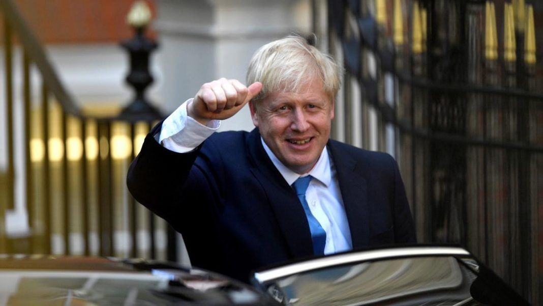 Vuelve Boris Johnson a Reino Unido ante posible candidatura para primer ministro