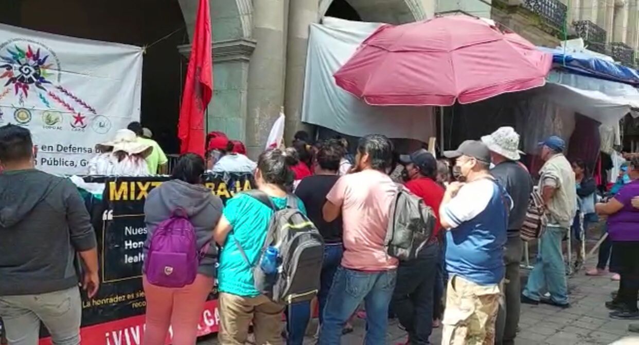▶ Organizaciones protestaron en el Palacio de Gobierno de Oaxaca para exigir atención a demandas rezagadas