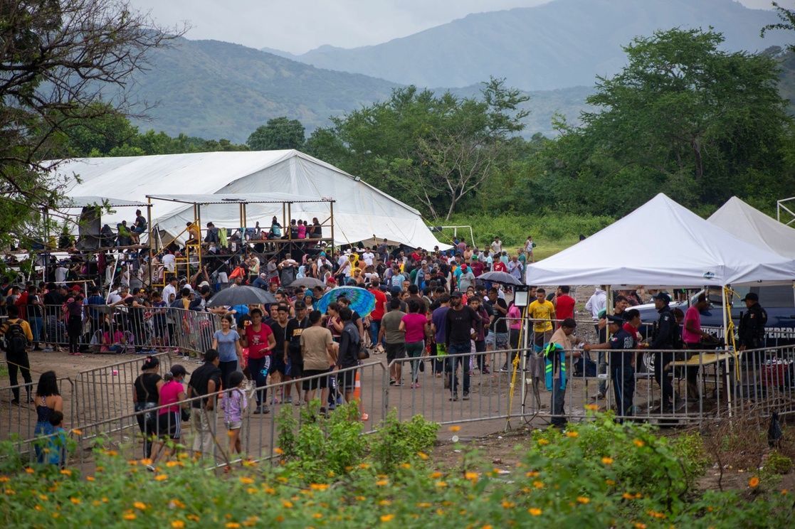 ▶ Saturan servicios públicos miles de migrantes varados en San Pedro Tapanatepec