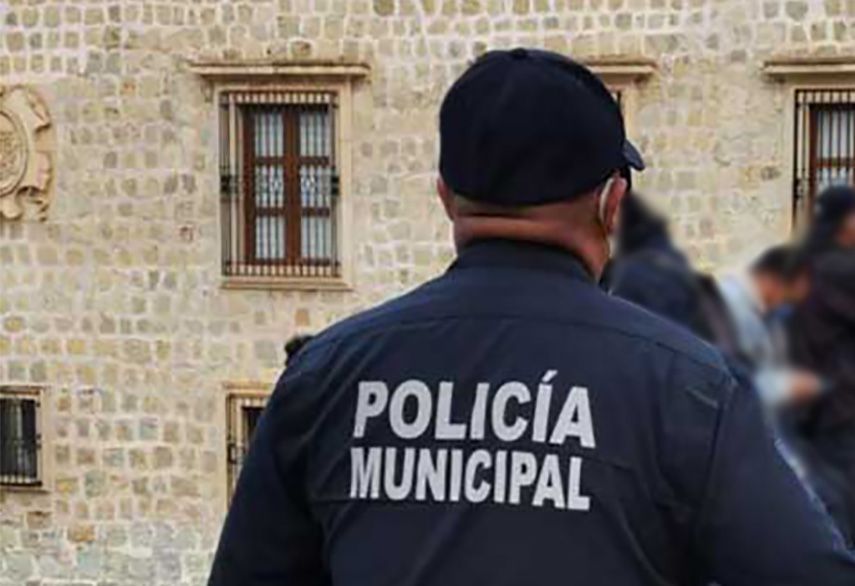 ▶ La policía municipal de Oaxaca de Juárez sin armas ni elementos y con policías de la tercera edad