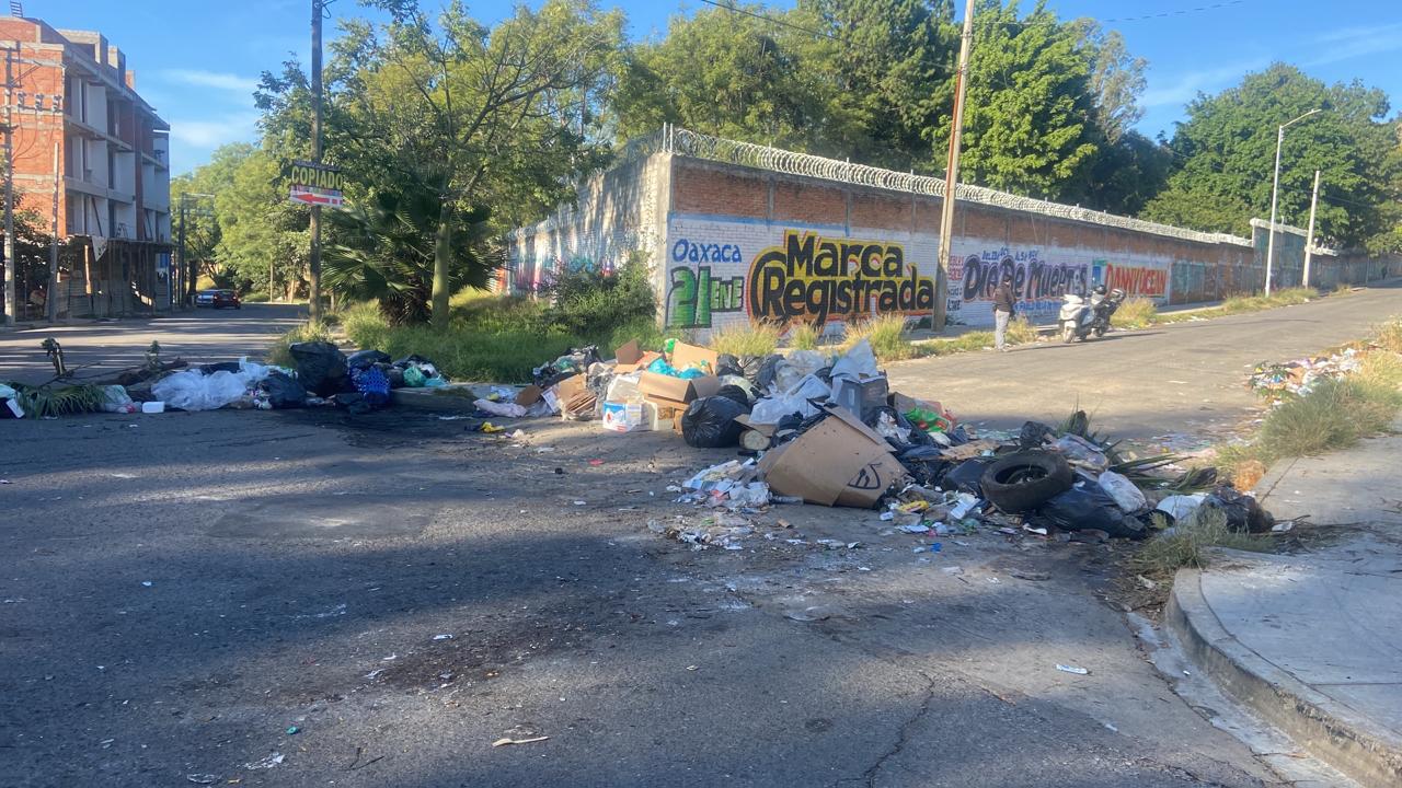 ▶ Vecinos cierran avenida Las Etnias con decenas de bolsas de basura