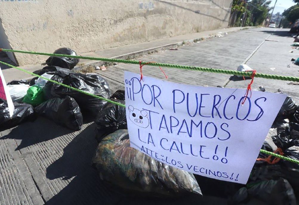 ▶ Crisis de la basura causa hartazgo; cierran calles vecinos de la colonia Volcanes