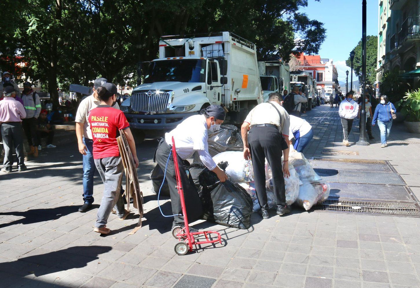 Recolectores tiran basura en Palacio Municipal y Zócalo; exigen solución a conflicto