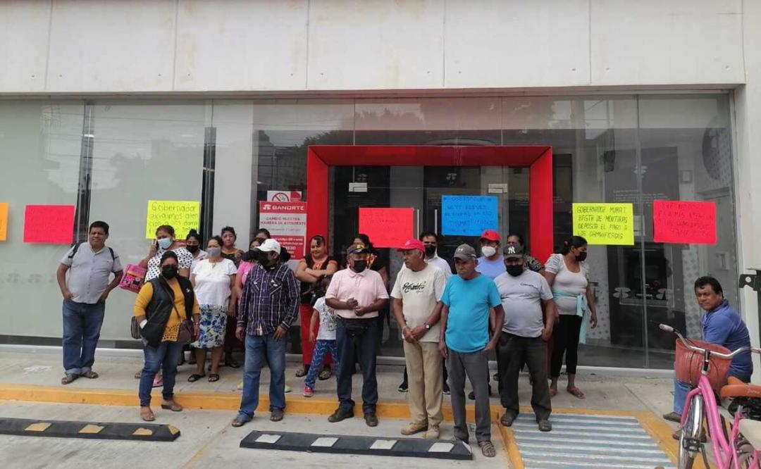 ▶ Damnificados del terremoto 7-S bloquean bancos en Juchitán; exigen pago de apoyos