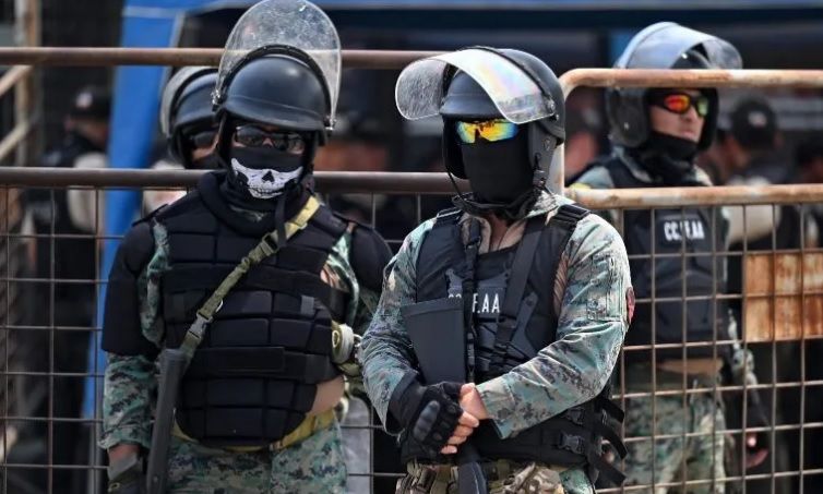Ecuador declara toque de queda tras muerte de policías a manos de narcos