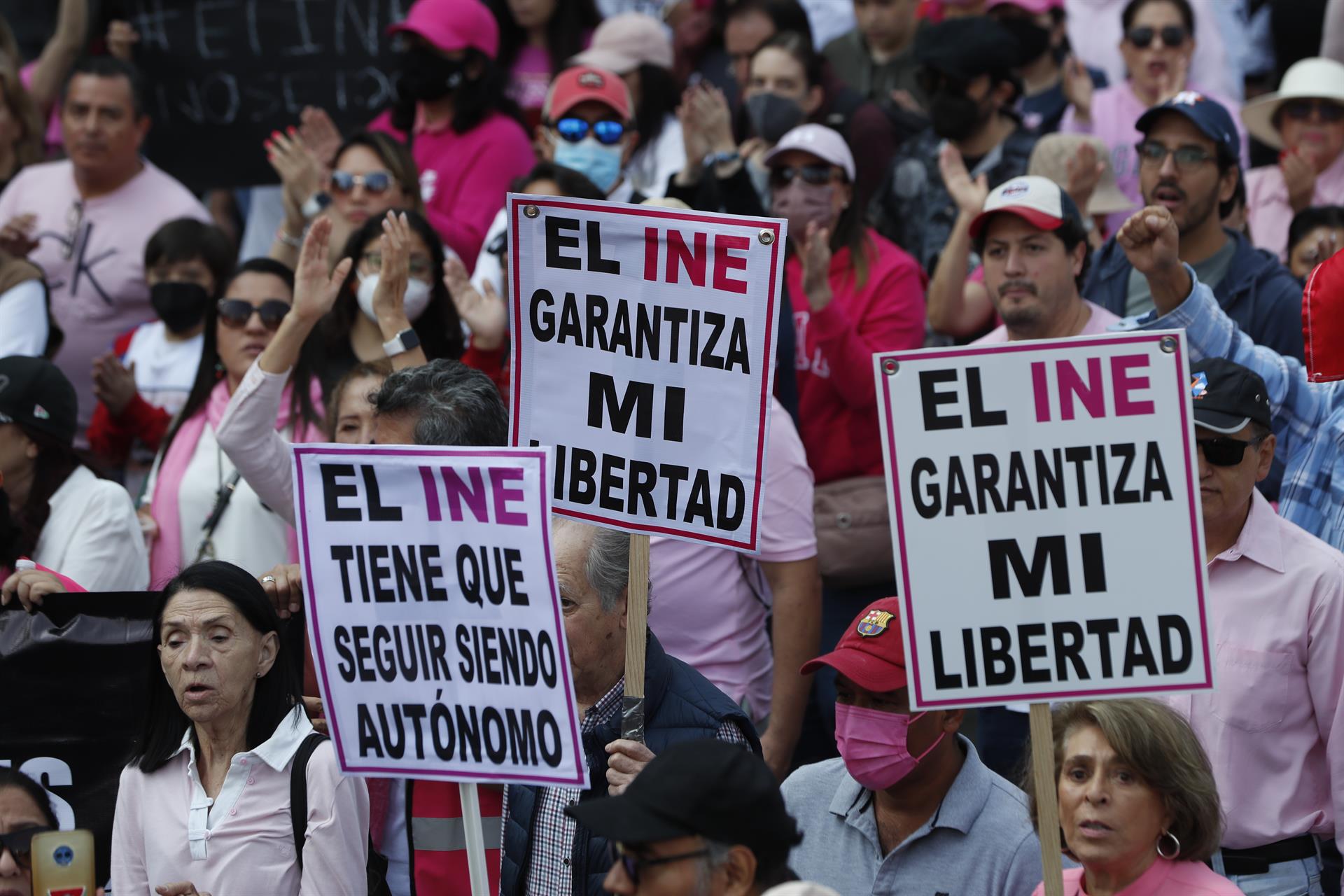 Marchan miles en todo México en defensa del INE