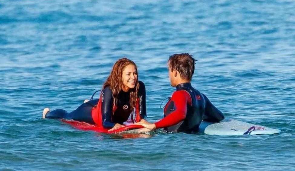 Captan a Shakira con su profesor de surf en playas de España