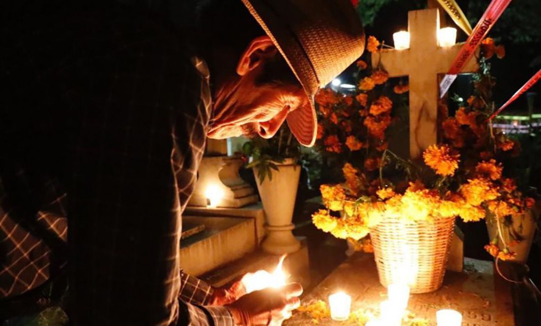 ▶ La noche del 31 de octubre en los panteones de Xoxocotlán y Atzompa velan a sus muertos