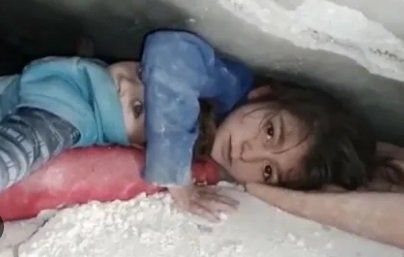 “Si nos salva, seremos sus esclavos”: Niña protege por horas a su hermano tras terremoto en Turquía