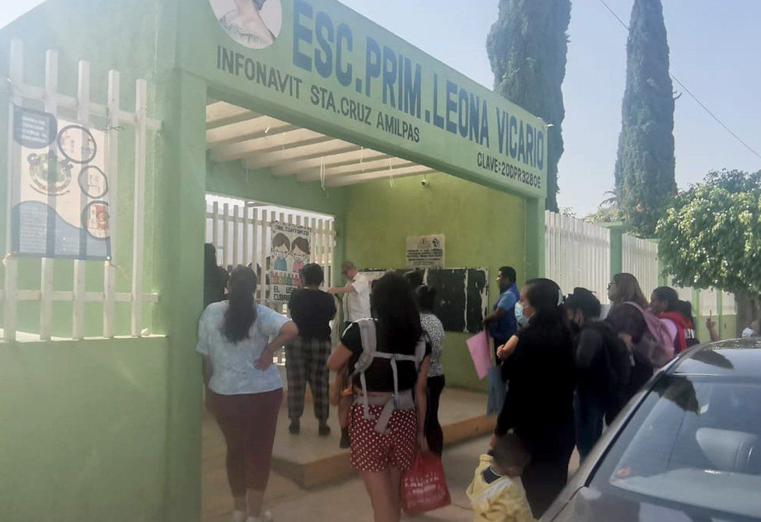 Padres de familia exigen renuncia de la directora de la escuela “Leona Vicario” de Santa Cruz Amilpas