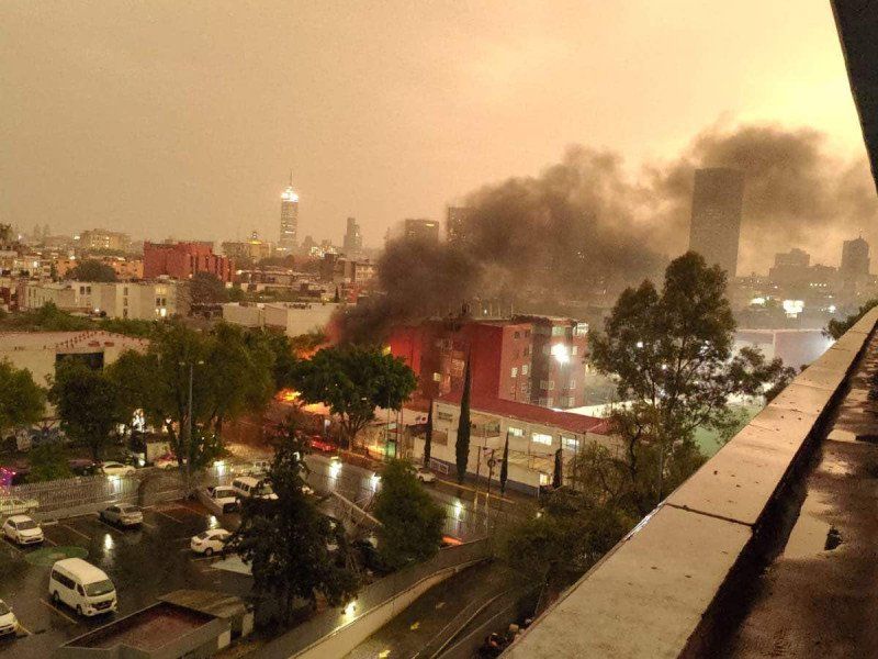 Incendio consume predio de alcaldía Cuauhtémoc; desalojan a 70 personas
