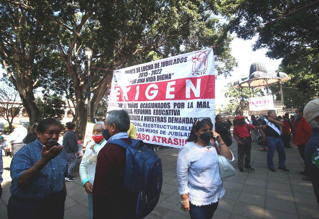 Exigen jubilados de la CNTE atención a demandas; protestan en el zócalo