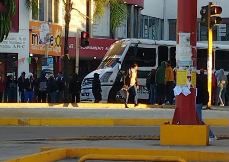 Vuelven normalistas a secuestrar autobuses del transporte urbano en la capital
