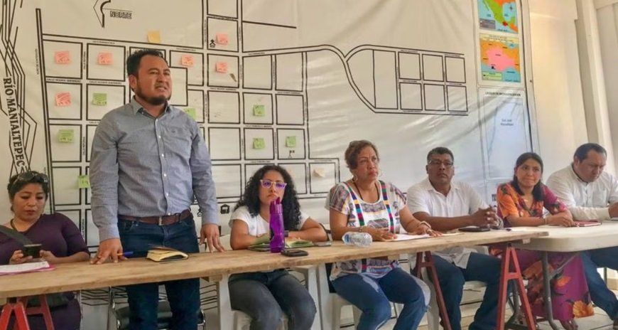 Pese a mediación del gobierno de Oaxaca, padres y maestros niegan servicio educativo a Paola; pide usar uniforme neutro