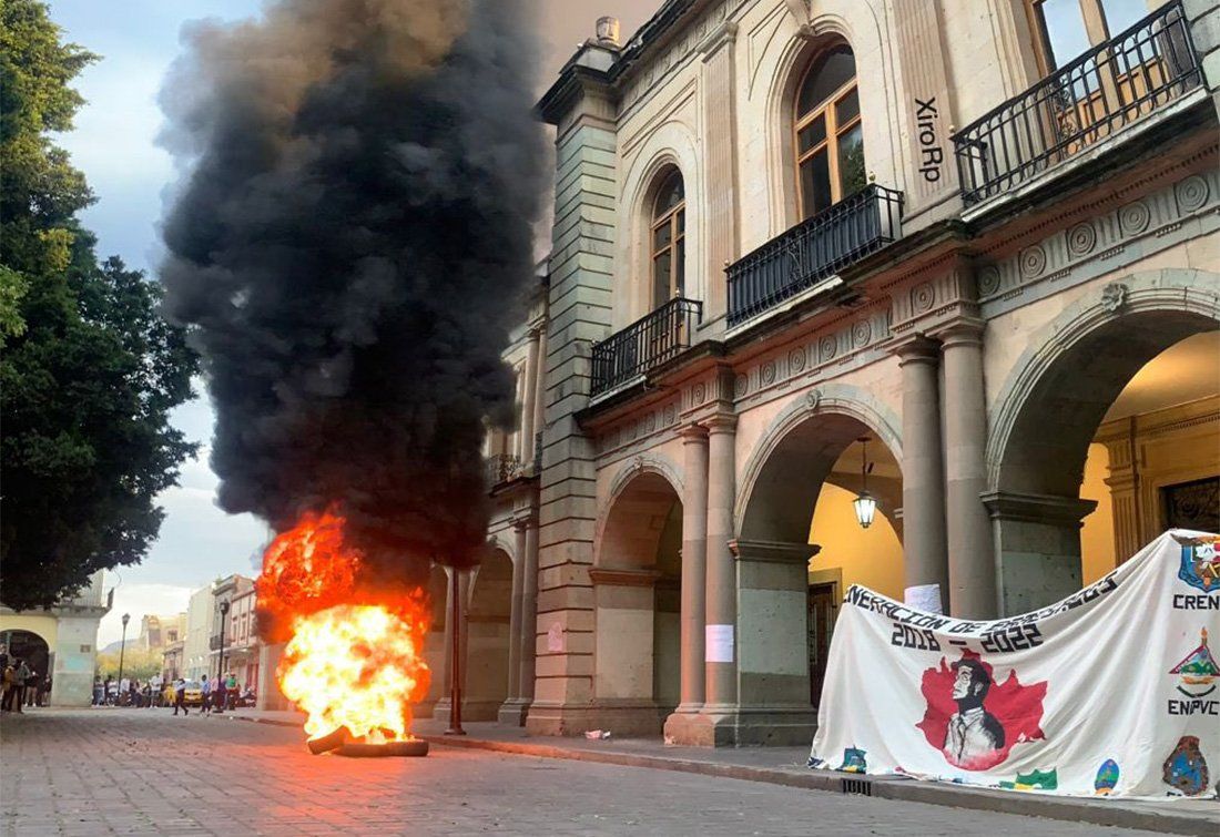 Atacan normalistas al Palacio de Gobierno; causan destrozos y agreden a ciudadanos