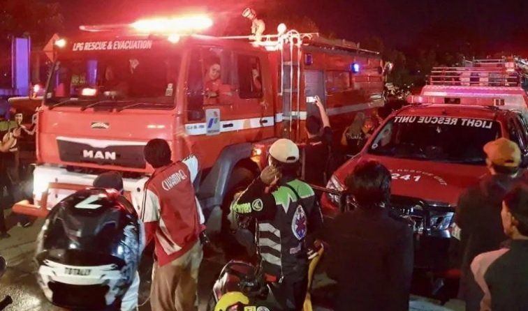 Al menos 13 muertos al incendiarse un depósito de combustible en Yakarta