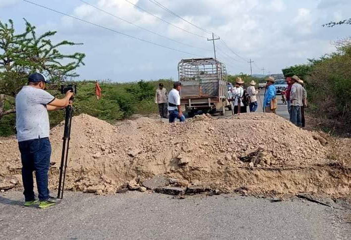 Chicapa de Castro rompe carretera por conflicto agrario con San Dionisio del Mar ▶