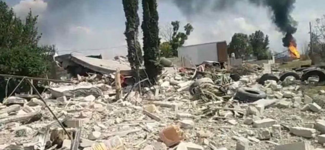 Controlan incendio por explosión en toma clandestina en Polotitlán, Edomex; deja casa en escombros