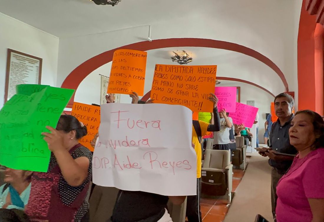 Protestan comerciantes en sesión de Cabildo contra la diputada de Morena Haydee Reyes ▶
