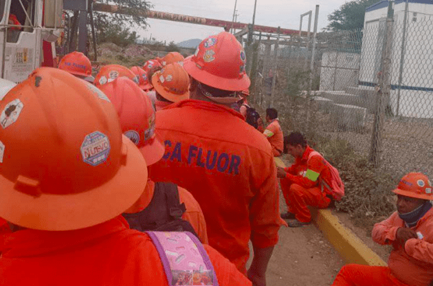 Denuncian despido de 500 trabajadores de coquizadora en Salina Cruz