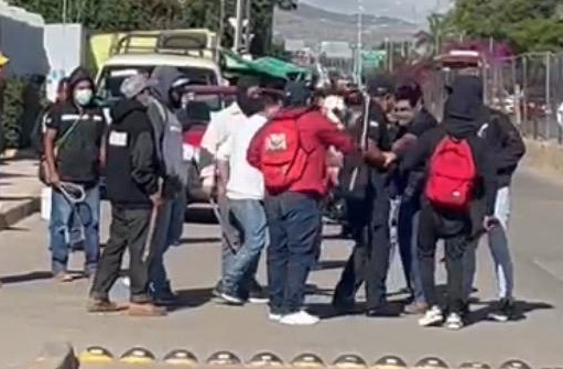 Violentos habitantes de Teojomulco toman Ciudad Administrativa y Judicial; golpean a trabajadores