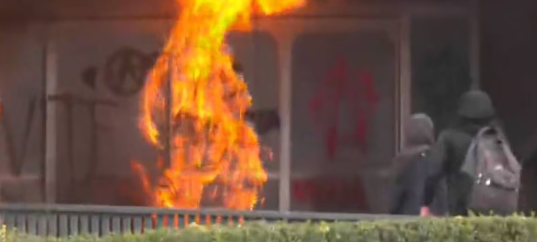 Grupo de manifestantes prende fuego a una de las puertas de la Torre de Rectoría de la UNAM