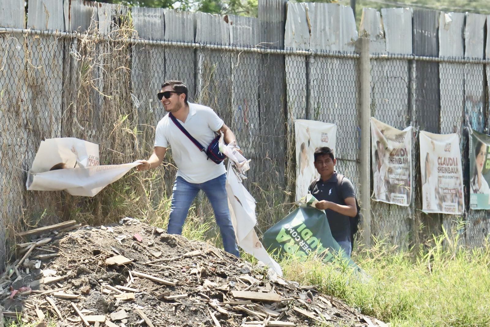 Maestros quitan propaganda electoral en Oaxaca capital y municipios conurbados