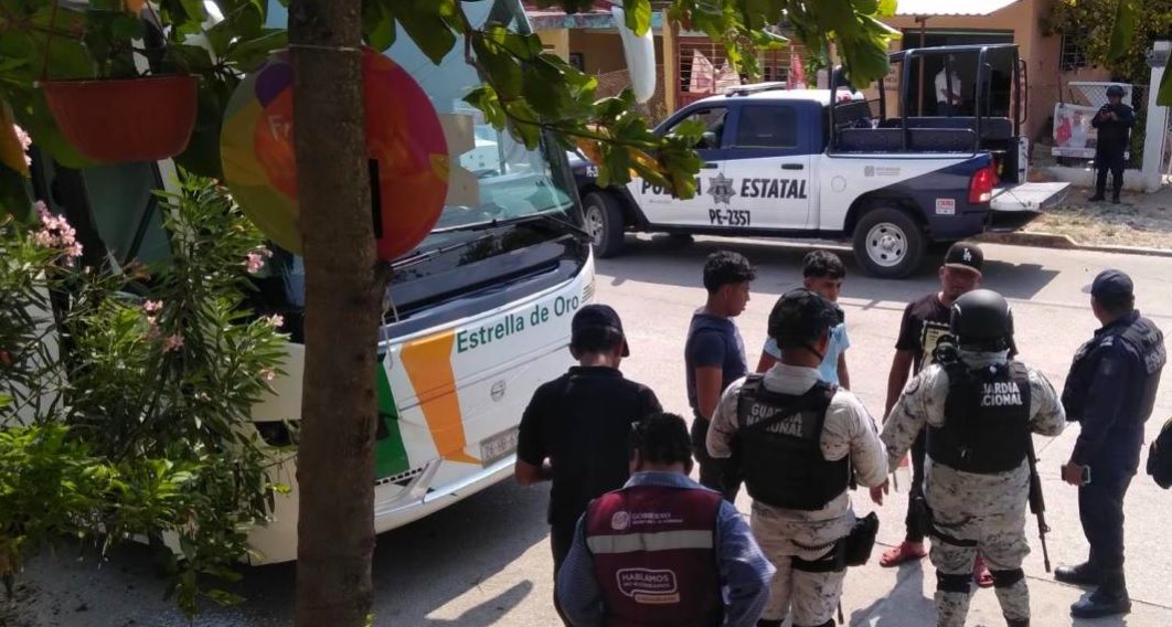 Atacan a balazos a autobús con normalistas de Ayotzinapa, en Oaxaca; hay un herido