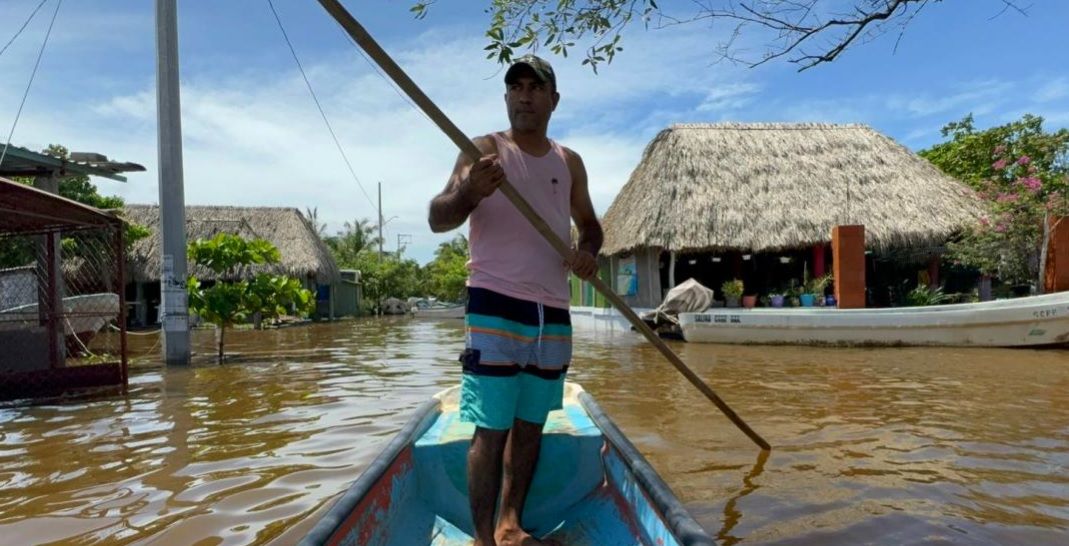 Ayuda a afectados de lluvias en Oaxaca llega a cuenta gotas; comunidades pesqueras llevan 3 días inundadas