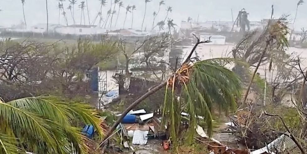 Beryl llega a Islas Caimán como huracán categoría 3, va para México y no descartan que llegue a EU