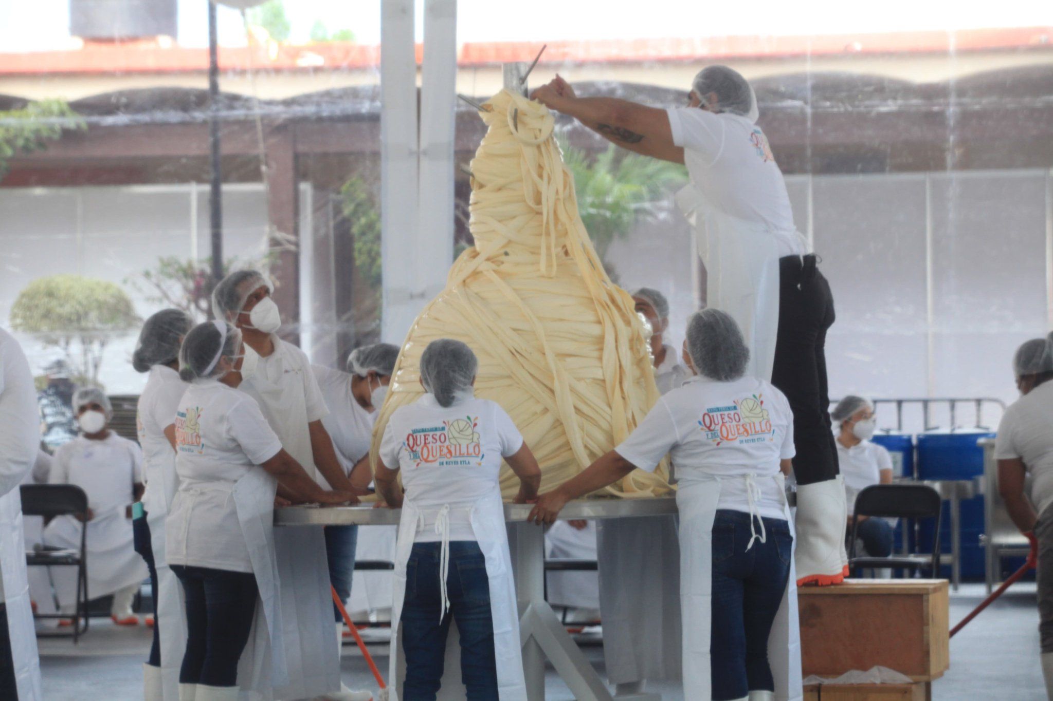 Productores de Reyes Etla, Oaxaca, lograron elaborar «el quesillo más grande del mundo»