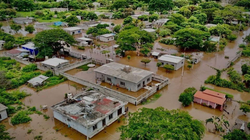 Onda tropical eleva a 2 el número de víctimas por lluvias, deja carreteras con derrumbes y causa inundaciones en el Istmo