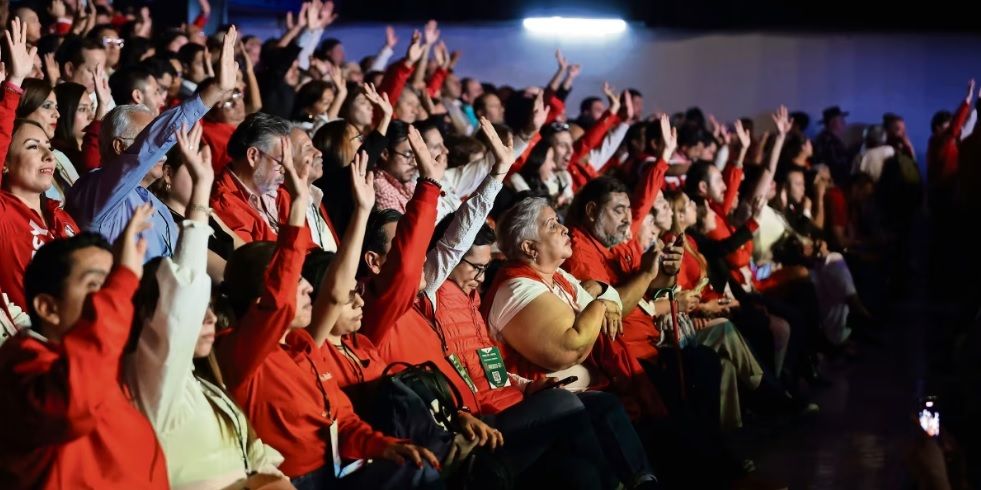 De un plumazo, priistas sepultan 95 años de historia democrática